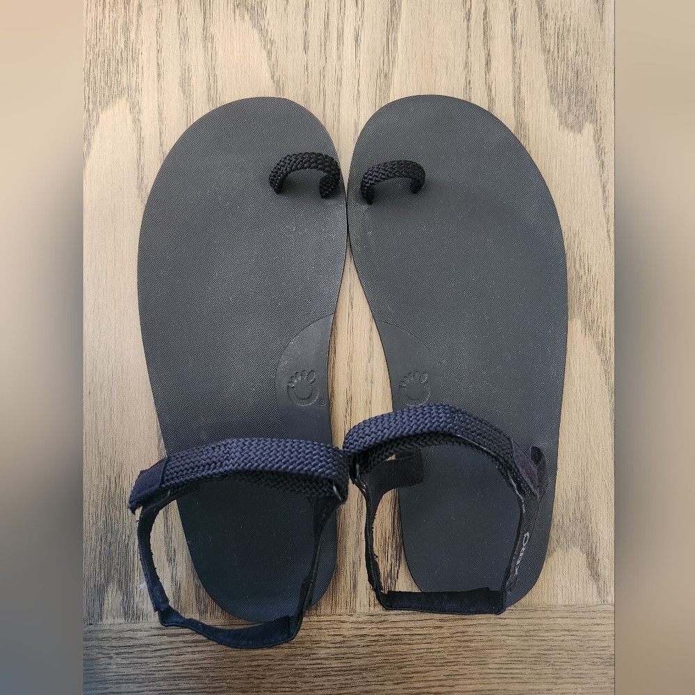 Xero Barefoot Minimalist Toe Loop Sandles Black Size 8